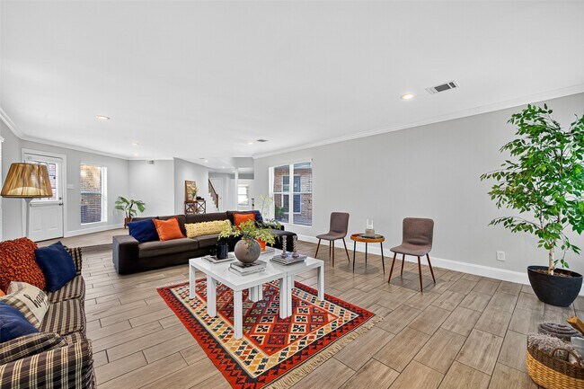 property at 818 Silvergate Dr