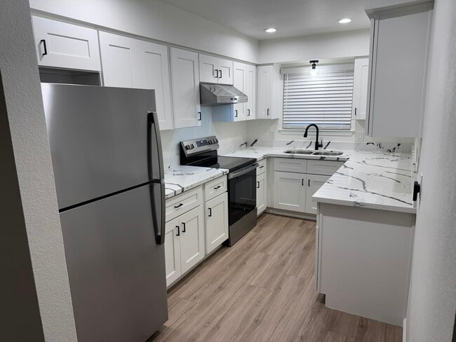 2126 N Glenn Ave in Fresno, CA - Building Photo - Building Photo