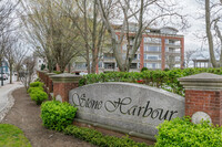 Stone Harbor Condominiums in Bristol, RI - Foto de edificio - Building Photo