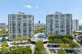 3701 N Country Club Dr in Aventura, FL - Foto de edificio - Building Photo