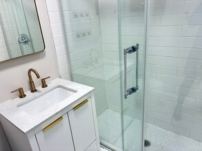 625 C St NE, Unit Capitol Hill One Bedroom in Washington, DC - Foto de edificio - Building Photo