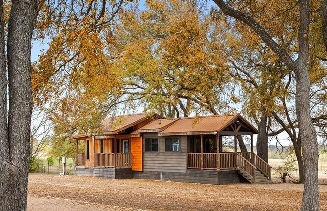 300 Park Ave in Staples, TX - Building Photo - Building Photo
