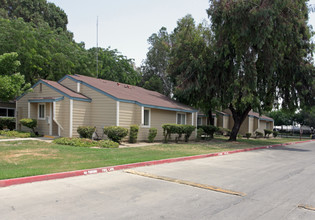 Whitley Gardens Apartments in Corcoran, CA - Foto de edificio - Building Photo