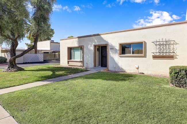 8304 E Orange Blossom Ln in Scottsdale, AZ - Building Photo - Building Photo