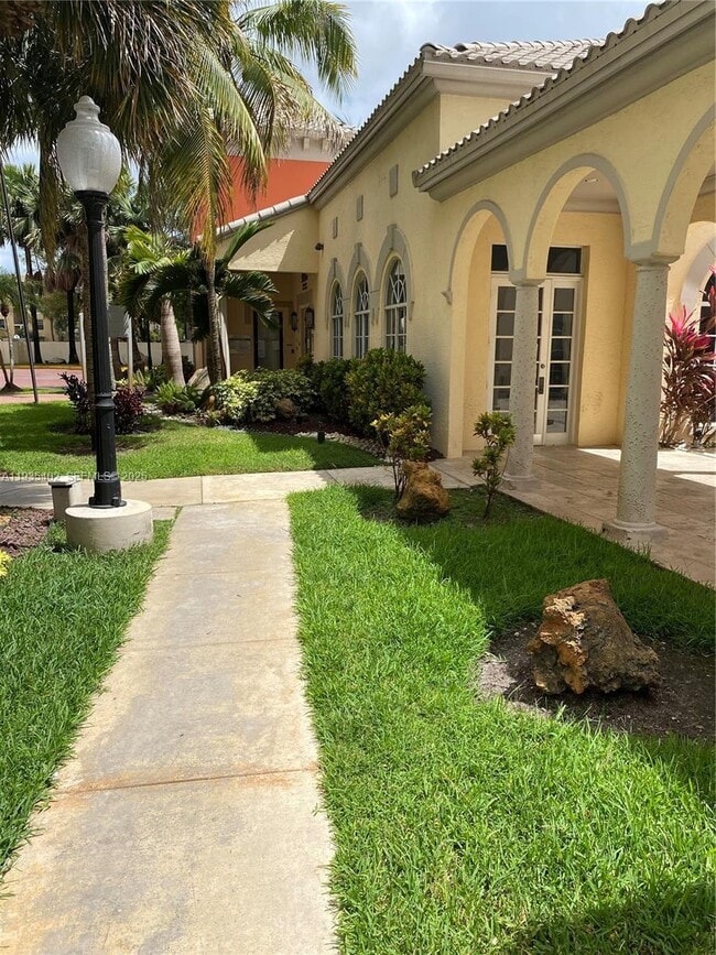 8120 Geneva Ct in Doral, FL - Building Photo - Building Photo