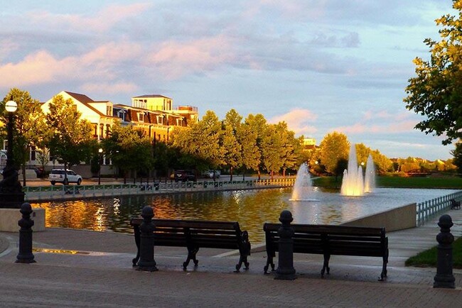Promenade at New Town in St. Charles, MO - Foto de edificio - Building Photo