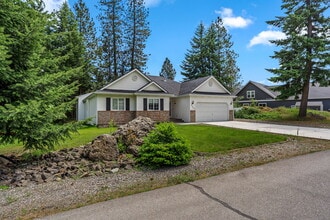 8290 N Uplands Dr in Hayden, ID - Building Photo - Building Photo