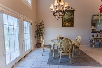 7521 Country Club Dr in Laredo, TX - Foto de edificio - Building Photo