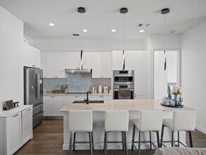 800 Embassy Dr, Unit APt 609 in Austin, TX - Building Photo - Building Photo
