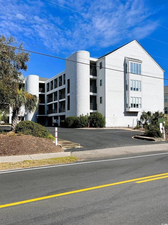 201 N Hillside Dr in North Myrtle Beach, SC - Building Photo