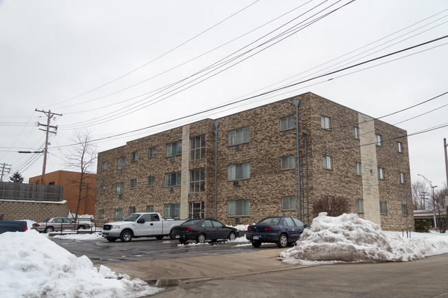 11205 W Bluemound Rd in Milwaukee, WI - Foto de edificio - Building Photo