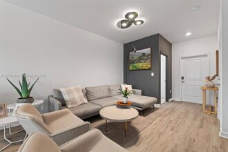 403 NE 212th St in North Miami Beach, FL - Building Photo - Building Photo