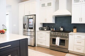 374 Grassy Hill Rd in Orange, CT - Building Photo - Building Photo