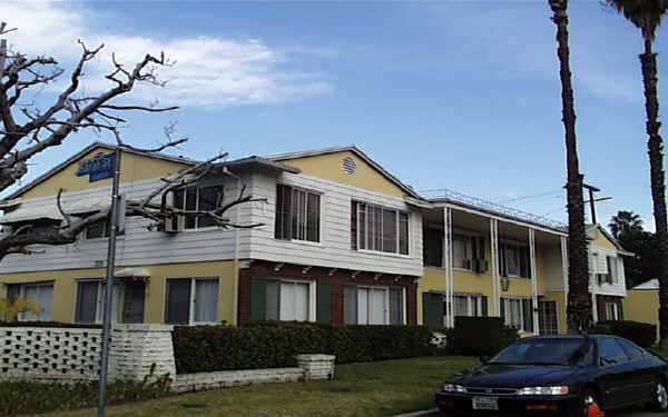 4545 Vineland Ave in North Hollywood, CA - Foto de edificio - Building Photo