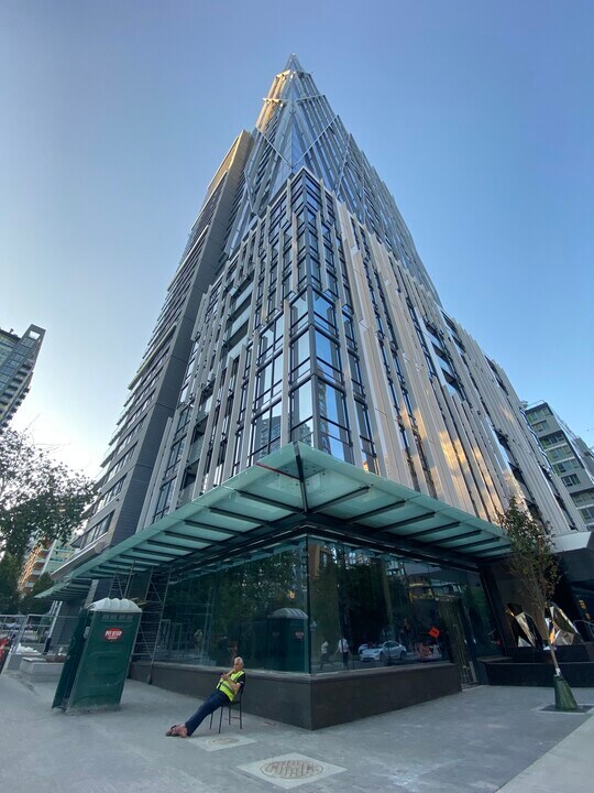 1111 Richards St in Vancouver, BC - Building Photo