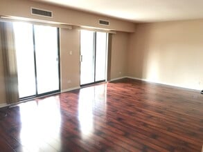 1615 E Central Rd, Unit Dana Point Condo in Arlington Heights, IL - Building Photo - Building Photo
