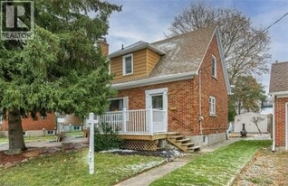 166 Sydney St S in Kitchener, ON - Building Photo