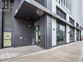 395 Square One Dr in Mississauga, ON - Building Photo - Building Photo