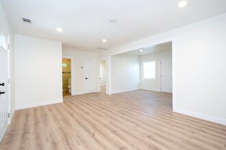 7912 Vineland Ave in Sun Valley, CA - Foto de edificio - Building Photo