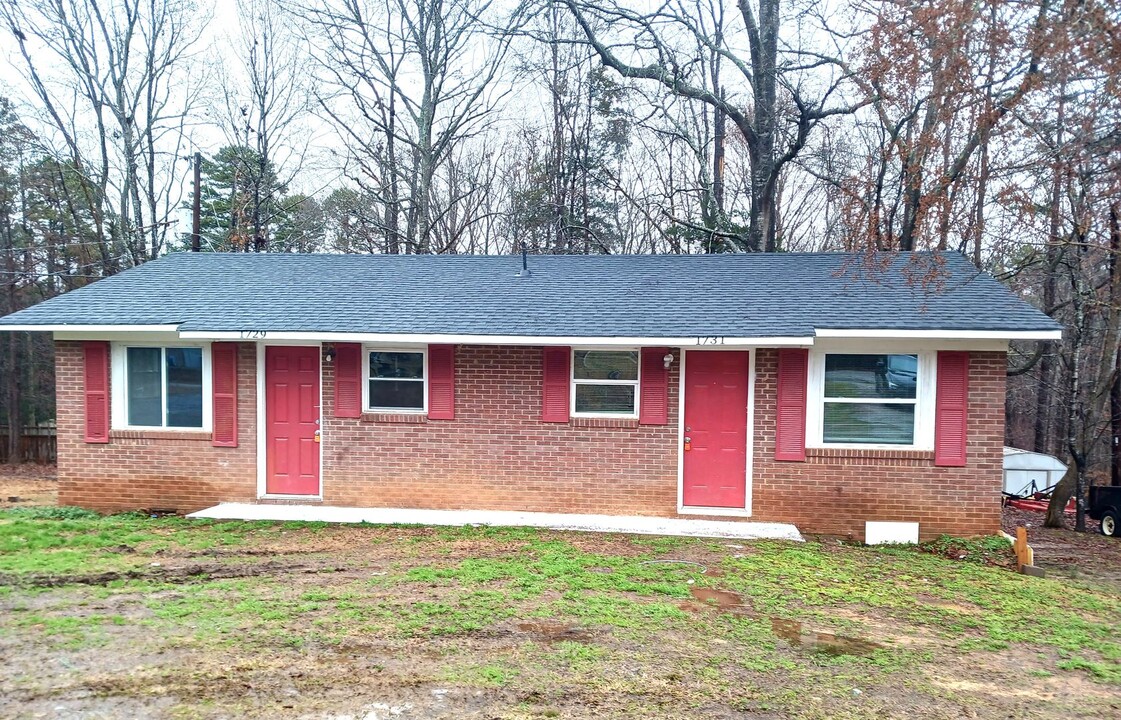 1729 Old Lynwood Cir in Lancaster, SC - Building Photo