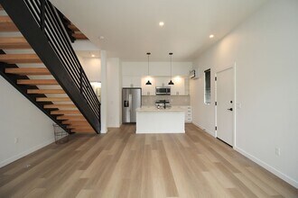 2516 NE Flanders St in Portland, OR - Building Photo - Building Photo