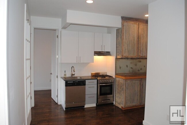 EASTERN PARKWAY / Renovated 2-Bedroom in P in Brooklyn, NY - Building Photo - Building Photo