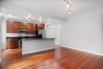 7361 N Ashland Blvd in Chicago, IL - Building Photo - Building Photo