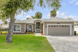 646 S Pine St in New Smyrna Beach, FL - Building Photo