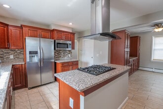 75 Gladstone St in Cranston, RI - Building Photo - Building Photo