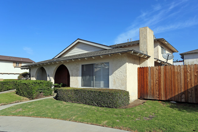 16531 Delton Cir in Huntington Beach, CA - Building Photo - Building Photo