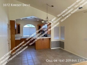 1072 Kirksey Dr in Turlock, CA - Foto de edificio - Building Photo