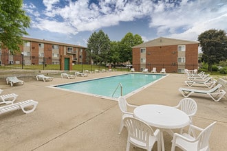 Arbor One Apartments in Ypsilanti, MI - Foto de edificio - Building Photo