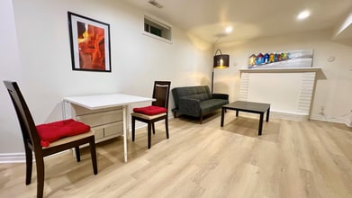 2 Lytton Blvd in Richmond Hill, ON - Building Photo - Building Photo