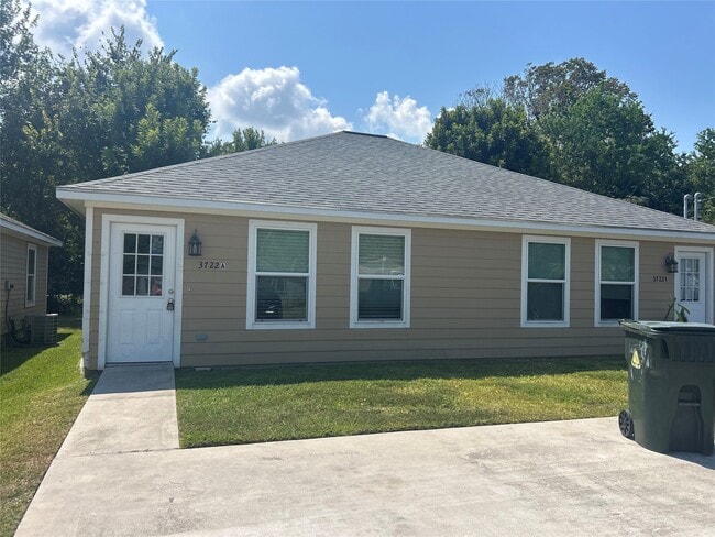 property at 3722 Putnam Dr