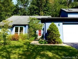 21 North Loop in Rhinebeck, NY - Building Photo