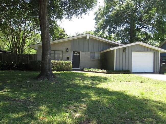 2311 Bron Holly Dr in Houston, TX - Building Photo - Building Photo