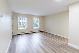 Newport Landings Apartment Community in Middletown, RI - Foto de edificio - Building Photo