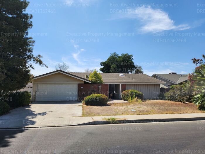 4405 Charter Oaks Ave in Bakersfield, CA - Building Photo