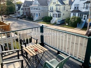 141 George St, Unit 1 in Medford, MA - Foto de edificio - Building Photo