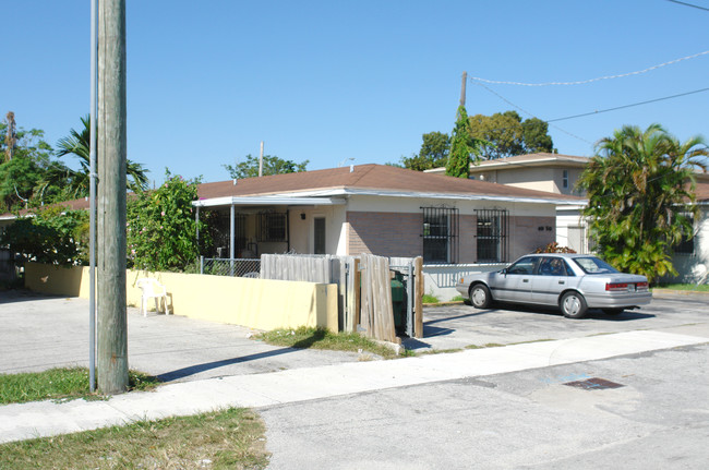 40 SW 30th Ave in Miami, FL - Building Photo - Building Photo