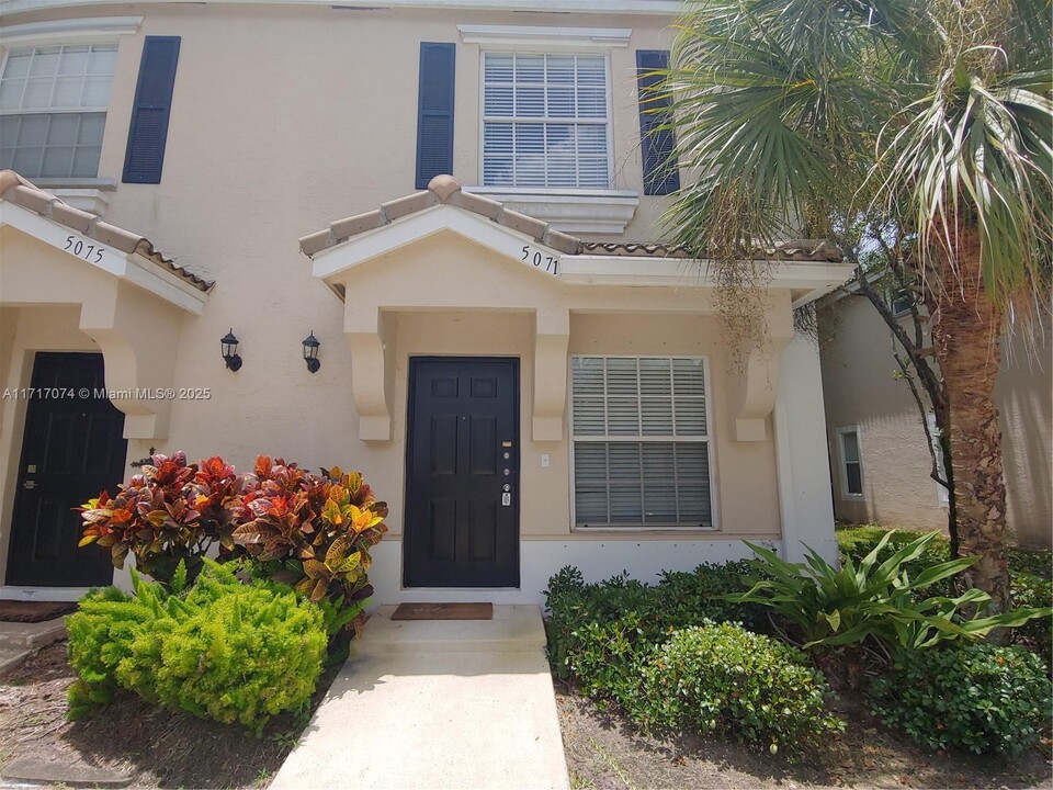 5071 Palmbrooke Cir in West Palm Beach, FL - Building Photo