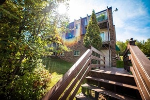 Villa Hills in Duluth, MN - Building Photo