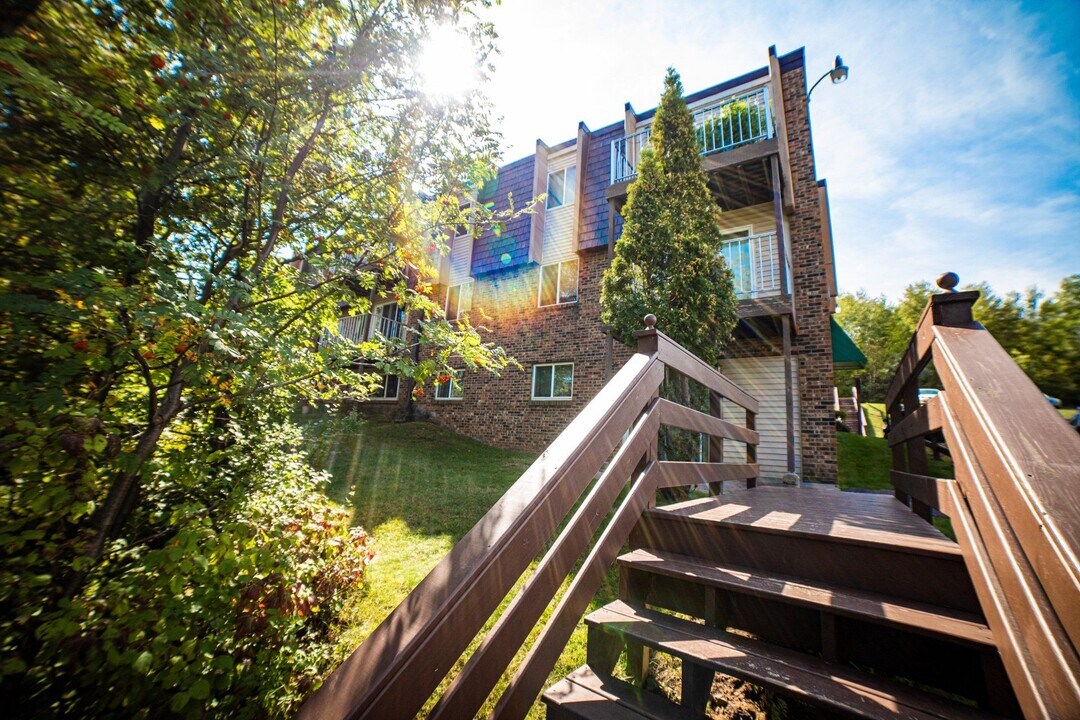 Villa Hills in Duluth, MN - Foto de edificio
