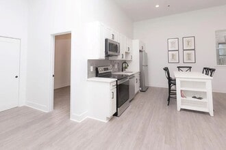 211 St Paul St in Baltimore, MD - Building Photo - Building Photo