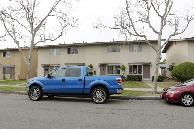 2726 S Baker St in Santa Ana, CA - Building Photo - Building Photo