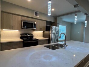 8001 Woodway Dr in Houston, TX - Building Photo - Building Photo