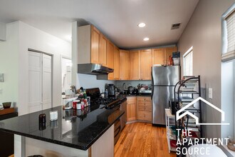 906 N Wood St, Unit 3 in Chicago, IL - Foto de edificio - Building Photo