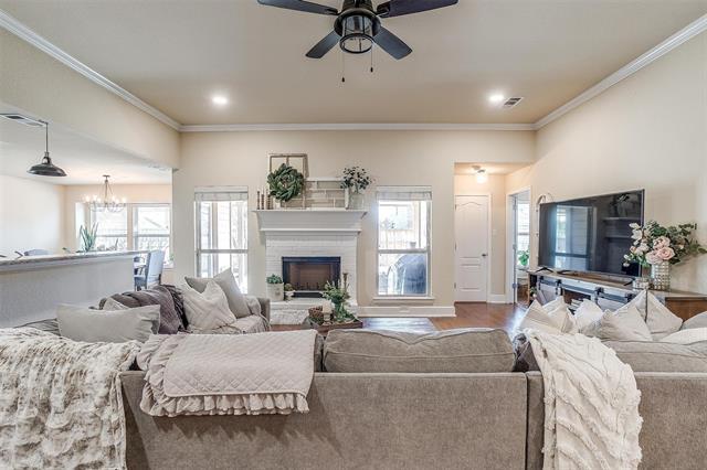 320 Delaware St in Burleson, TX - Building Photo