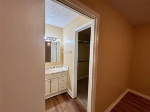 8712 Wilcrest Dr in Houston, TX - Building Photo - Building Photo