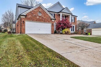 45077 Roundview Dr in Novi, MI - Foto de edificio - Building Photo